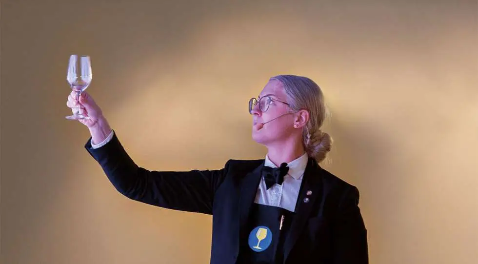 Emma Ziemann kommer till Hotell Sillen i Lysekil på vinprovning i världsklass