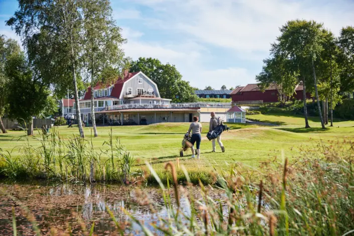 Golfpaket med Hotell Sillen välj mellan Holma stångenäs golf, Skaftö GK och Torreby GK
