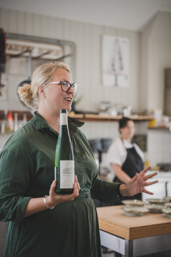 Emma Ziemann kommer till Hotell Sillen i Lysekil på vinprovning i världsklass